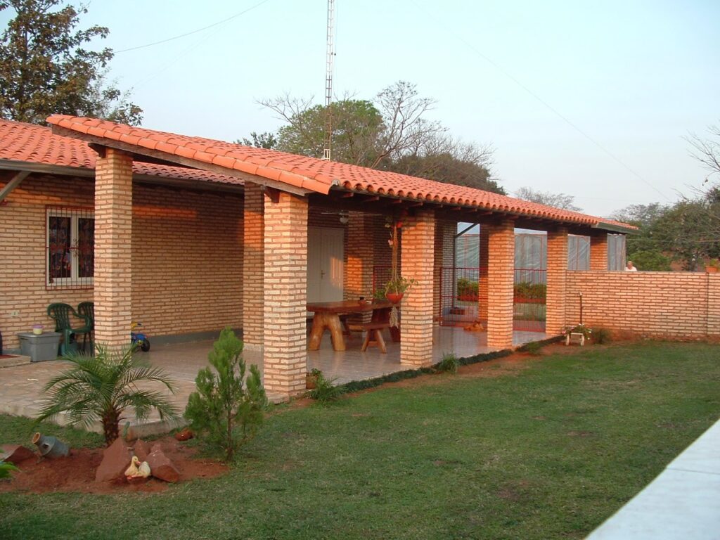 Haupthaus Tennisanlage Paraguay 2004